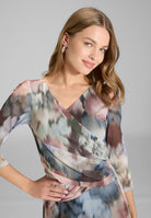 Midi Kleid aus bedrucktem Mesh in Wickel Optik