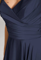 Satinkleid mit Schnürung am Rücken