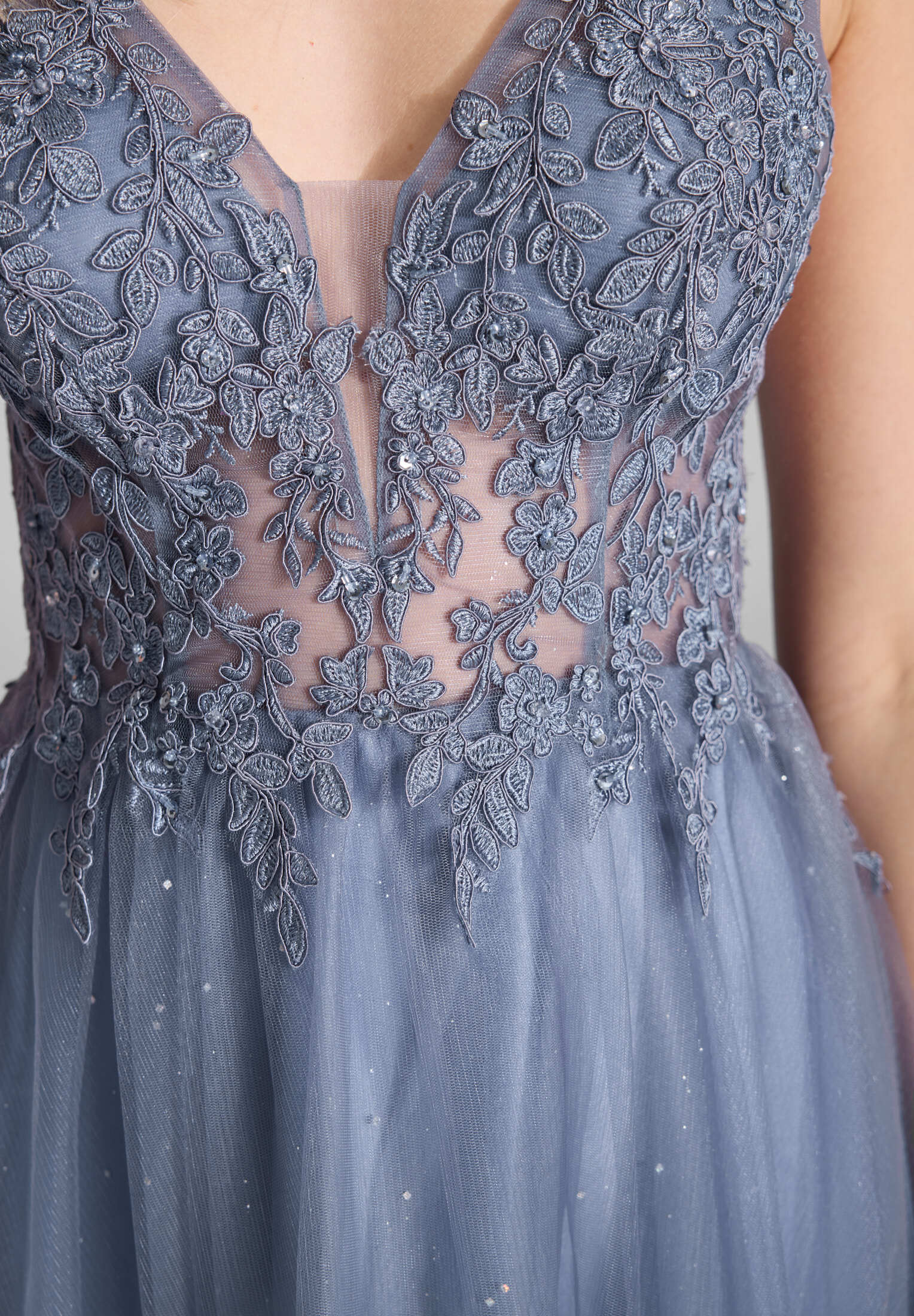 Tüllkleid mit Spitzenstickerei und Glitzereffetkt