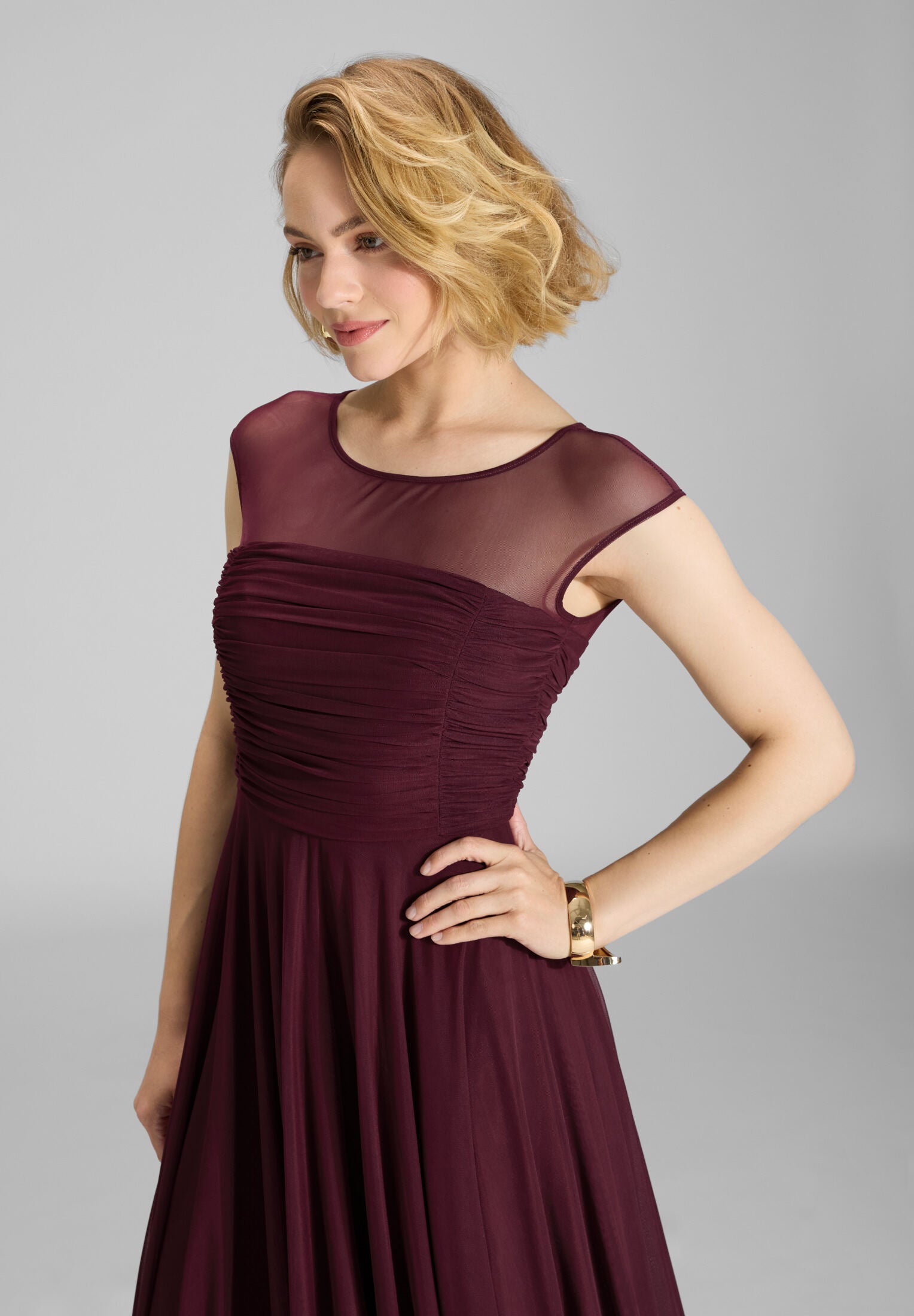 Cocktailkleid aus Mesh mit geraffter Korsage